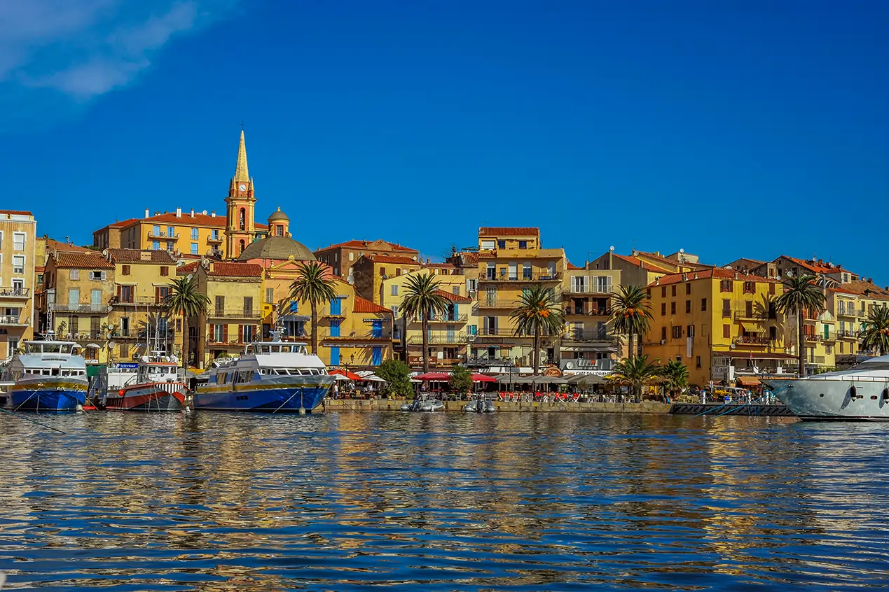 nur wenige Schritte vom Hafen und den Tauchzentren von Calvi entfernt