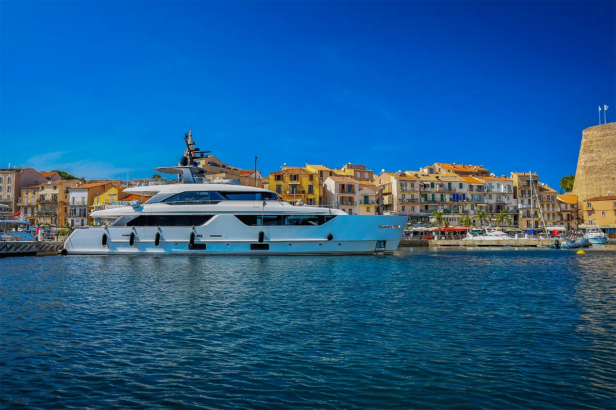 Zugang zu unseren Unterkünften in Calvi mit dem Boot