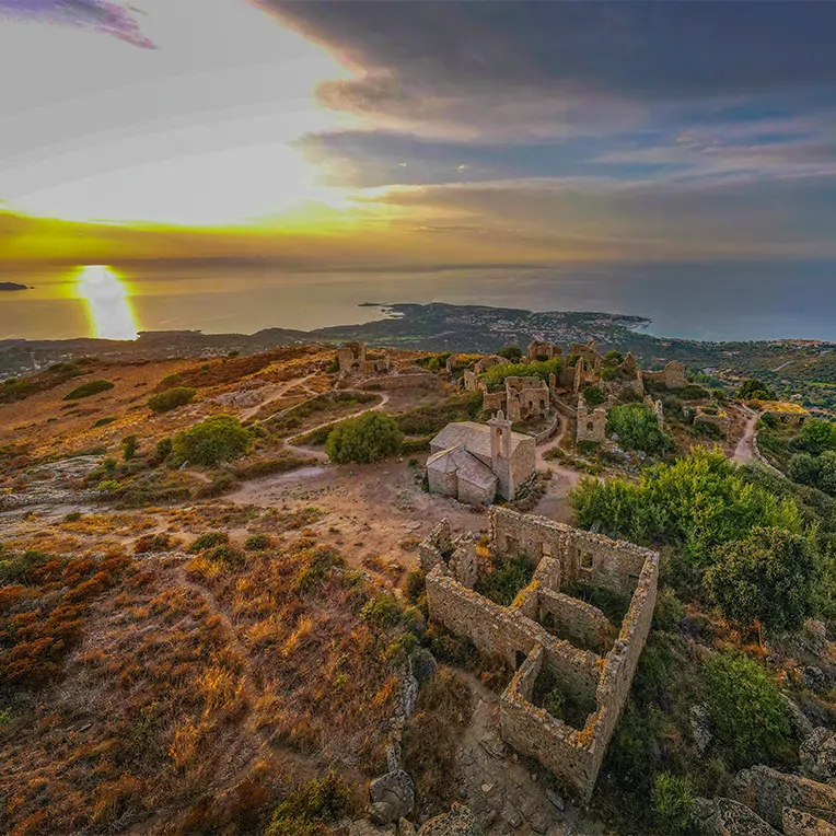zum Glück eines sonnigen Urlaubs am Strand