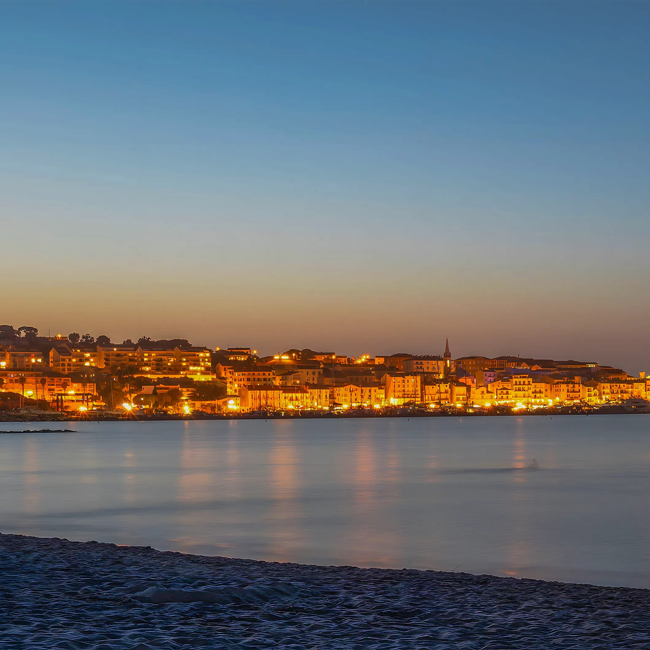 schickes und festliches Nachtleben in Calvi