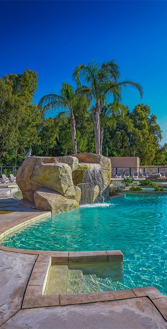 Wasserflächen und Schwimmbäder im Herzen von Calvi