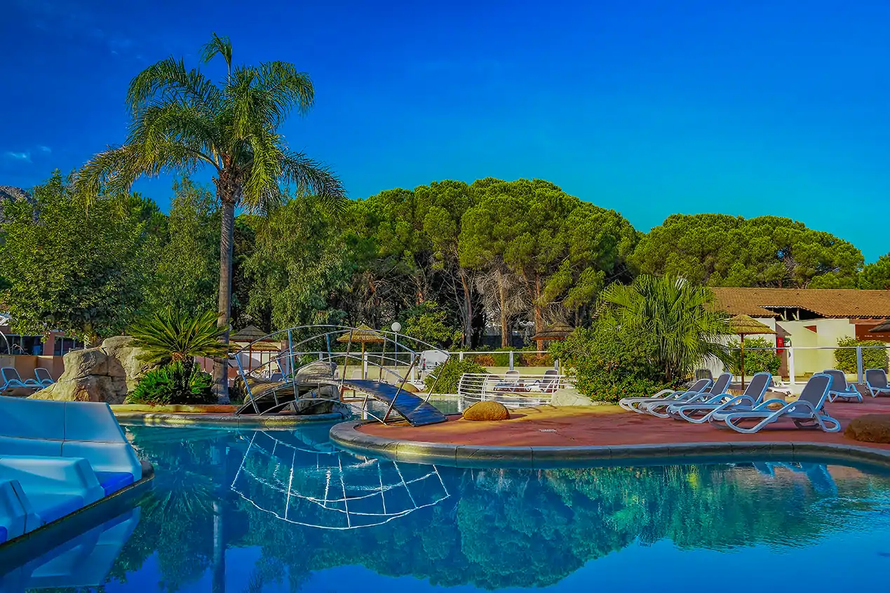 beheizter Pool und Wasserspiele auf Korsika Camping les castors
