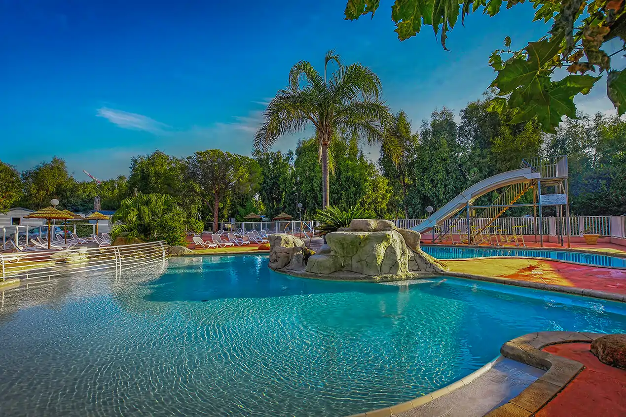 Tauchen Sie ein in unseren großen Wasserpark in Calvi Camping les castors