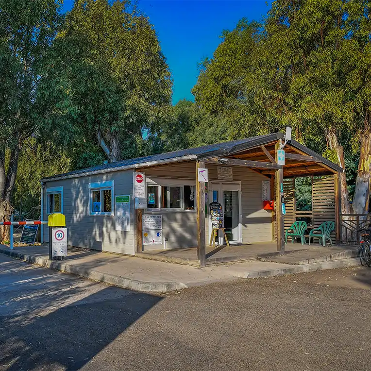 eine durchgehend geöffnete Rezeption