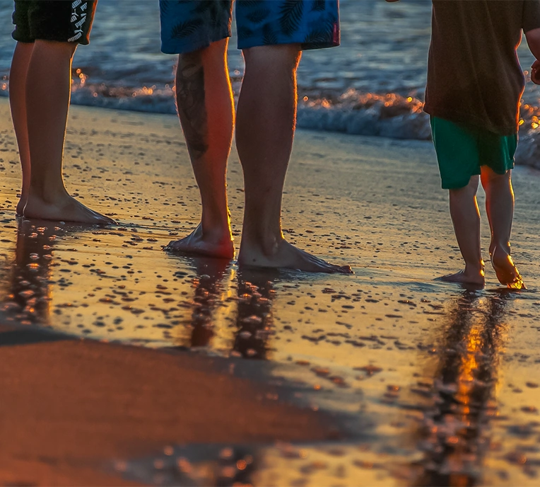 Urlaub auf Korsika mit den Füßen im Wasser