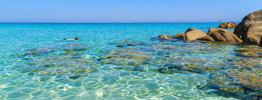 eaux cristallines plage sant ambroggio